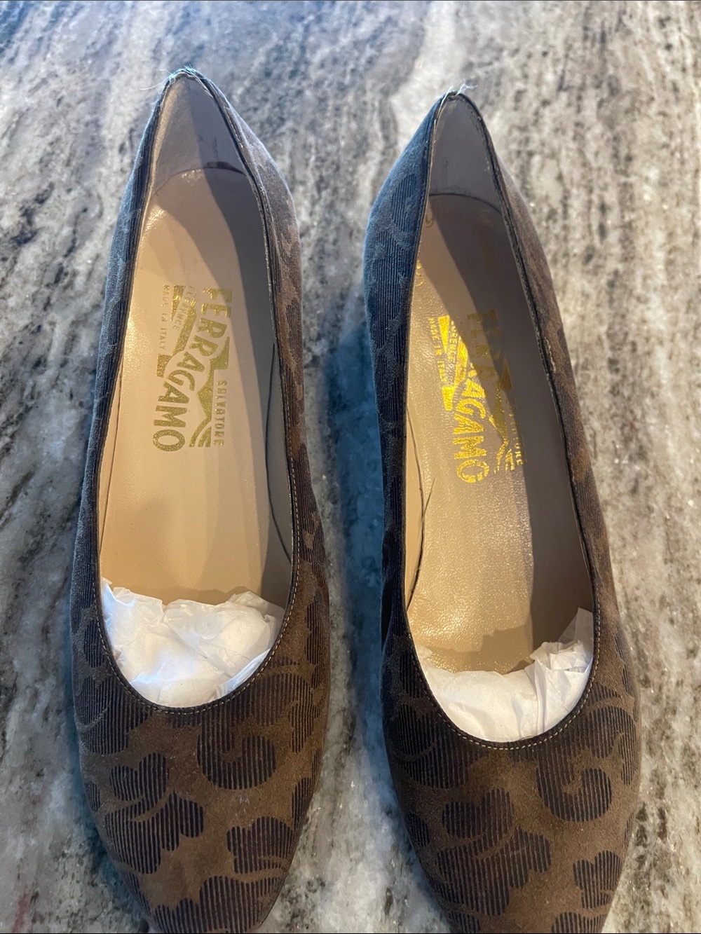 Salvador ferragamo suede leopard print size 7 1/2
Metallic Low heel